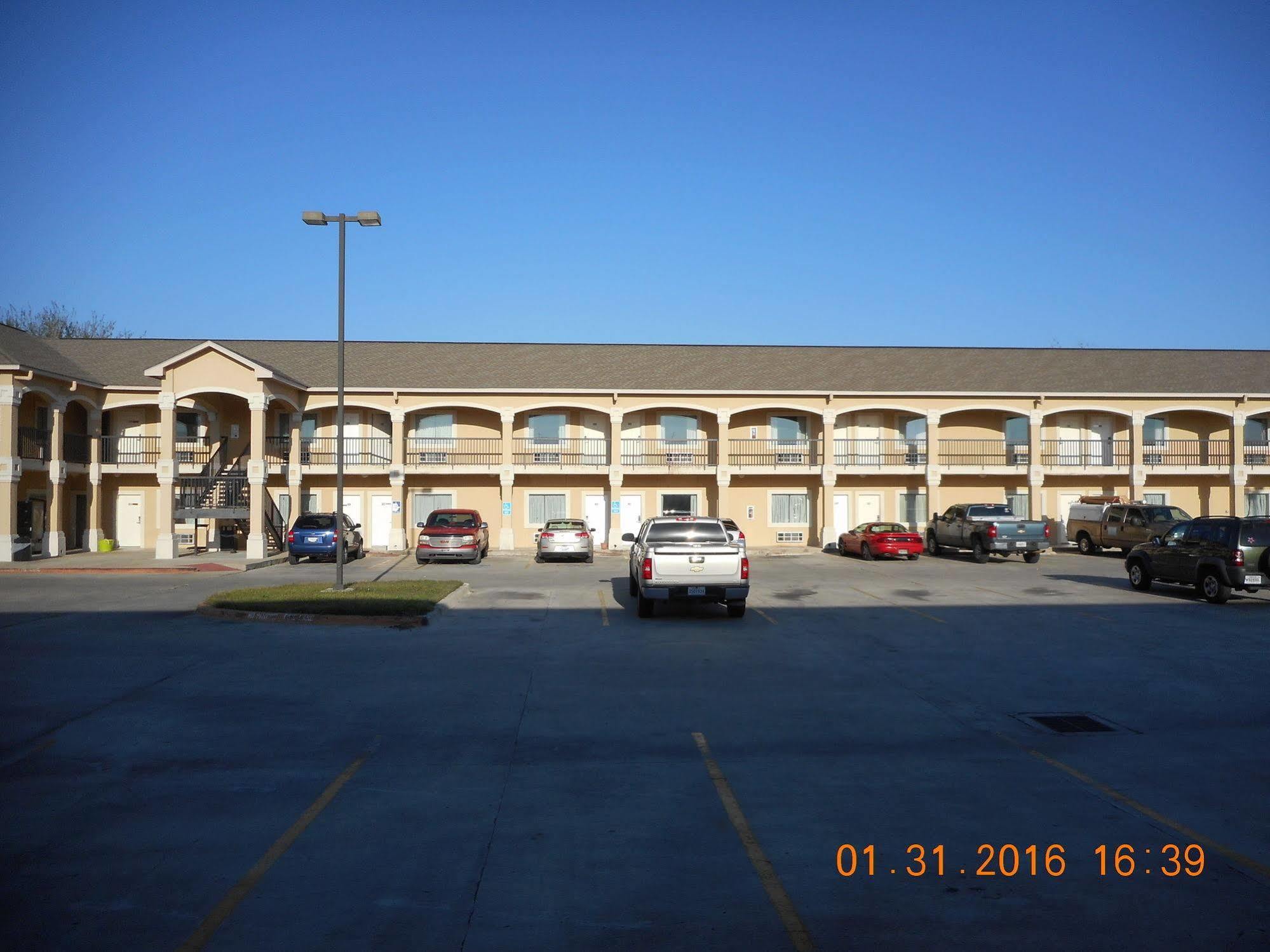 Crossroads Inn & Suites Victoria Exterior photo